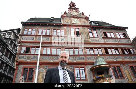 30. Juni 2023, Baden-Württemberg, Tübingen: Der Bürgermeister von Tübingen, Boris Palmer (keine Parteizugehörigkeit), steht vor dem Rathaus. Nach einem einmonatigen Sabbatjahr nimmt er seine offiziellen Pflichten wieder auf. Foto: Bernd Weißbrod/dpa Stockfoto