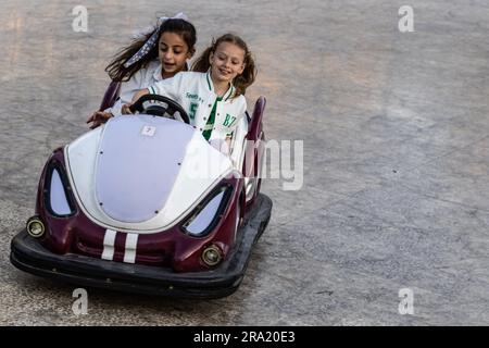 Idlib, Syrien. 29. Juni 2023. Syrische Kinder spielen im Stadtpark während der Feierlichkeiten des Eid al-Adha-Urlaubs in Idlib. Eid al-Adha ist das heiligste Fest im Islam, bei dem Muslime Rinder und Schafe schlachten, um der Bereitschaft des Propheten Ibrahim (Abraham) zu gedenken, seinen Sohn Ishmael zu opfern. Kredit: Anas Alkharboutli/dpa/Alamy Live News Stockfoto