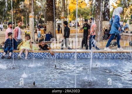 Idlib, Syrien. 29. Juni 2023. Syrische Kinder spielen im Stadtpark während der Feierlichkeiten des Eid al-Adha-Urlaubs in Idlib. Eid al-Adha ist das heiligste Fest im Islam, bei dem Muslime Rinder und Schafe schlachten, um der Bereitschaft des Propheten Ibrahim (Abraham) zu gedenken, seinen Sohn Ishmael zu opfern. Kredit: Anas Alkharboutli/dpa/Alamy Live News Stockfoto