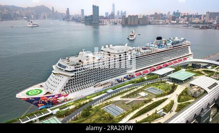 Draufsicht über das riesige Kreuzfahrtschiff World Dream, das im Hong Kong Kai Tak Terminal, China I 2023, angedockt ist: MS Manara (Aroya Cruises) Saudi Cruise Line Stockfoto