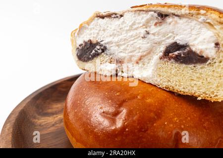 Süßes Brot aus roter Bohnencreme auf weißem Hintergrund Stockfoto