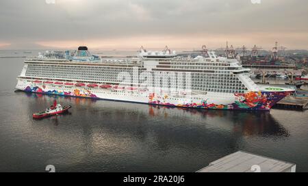 Draufsicht über das riesige Kreuzfahrtschiff World Dream, das im Hafen von Manila, Hafen, Bucht, Philippinen angelegt ist. 2023 Uhr: MS Manara (Kreuzfahrt Saudi / Aroya Cruises) Stockfoto