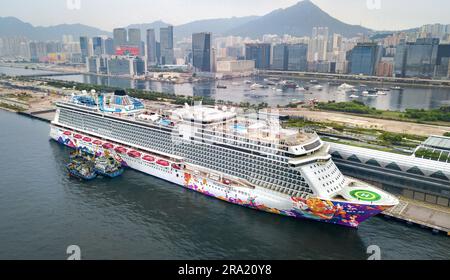 Draufsicht über das riesige Kreuzfahrtschiff World Dream, das im Hong Kong Kai Tak Terminal, China I 2023, angedockt ist: MS Manara (Aroya Cruises) Saudi Cruise Line Stockfoto