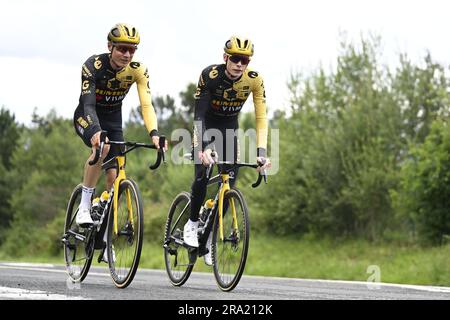 Bilbao, Dänemark. 30. Juni 2023. Dänischer Jonas Vingegaard von Jumbo-Visma (R) in Aktion während eines Trainings für das Radrennen Tour de France 110., Freitag, 30. Juni 2023 in Bilbao, Spanien. Die diesjährige Tour de France findet vom 01. Bis 23. Juli 2023 statt und beginnt mit drei Etappen in Spanien. BELGA PHOTO DIRK WAEM Credit: Belga News Agency/Alamy Live News Stockfoto