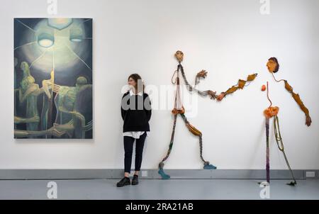 Elizabeth Xi Bauer Gallery, Deptford, London, Großbritannien. 30. Juni 2023. Eine Duo-Ausstellung mit neuen Werken der Künstlerinnen Alexandra Zarins (Foto) und Gokula Stoffel in Elizabeth Xi Bauer. Zarins Gemälde und Stoffels Skulpturen liegen nebeneinander, die Ausstellung läuft bis zum 22. Juli. Kredit: Malcolm Park/Alamy Live News Stockfoto