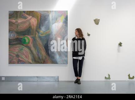 Elizabeth Xi Bauer Gallery, Deptford, London, Großbritannien. 30. Juni 2023. Eine Duo-Ausstellung mit neuen Werken der Künstlerinnen Alexandra Zarins (Foto) und Gokula Stoffel in Elizabeth Xi Bauer. Zarins Gemälde und Stoffels Skulpturen liegen nebeneinander, die Ausstellung läuft bis zum 22. Juli. Kredit: Malcolm Park/Alamy Live News Stockfoto