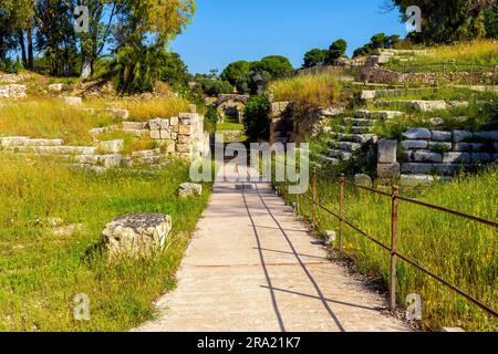 Ruinen des antiken römischen Amphitheaters von 212 v. Chr. im Archäologischen Park von Neapolis in Syrakus, Sizilien, Italien. Stockfoto