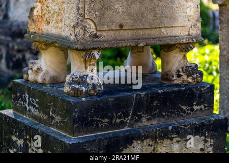 Der Elias-Friedhof in Dresden ist seit 1876 stillgelegt und seit 1924 geschlossen. Details eines Grabes aus Elbsandstein auf dem Elias-Friedhof in Dresden Stockfoto