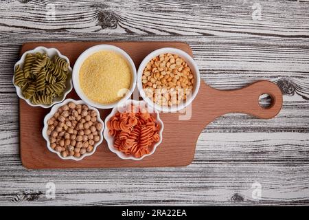 Auswahl an glutenfreien Porridges und Pasta, glutenfreie Diätzutaten. Pflanzliche Bewegung, klimafreundliche Ernährung, umweltfreundliche Produktion. Stockfoto