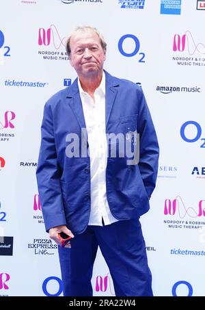 Mark King aus Level 42 nimmt an den Nordoff Robbins O2 Silver Clef Awards im Grosvenor House Hotel, London Teil. Foto: Freitag, 30. Juni 2023. Stockfoto