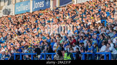 Warrington, Cheshire, England, 29. Juni 2023. Warrington-Fans sehen das Spiel während der Warrington Wolves V Leeds Rhinos im Halliwell Jones Stadium, der Betfred Super League, Warrington (Kreditbild: ©Cody Froggatt/Alamy Live News) Stockfoto