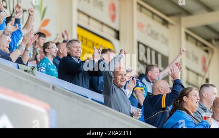 Warrington, Cheshire, England, 29. Juni 2023. Leeds-Fans feiern dort den ersten Versuch des Spiels, während der Warrington Wolves V Leeds Rhinos im Halliwell Jones Stadium, der Betfred Super League, Warrington (Kreditbild: ©Cody Froggatt/Alamy Live News) Stockfoto