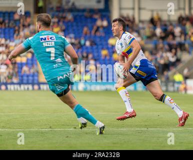 Warrington, Cheshire, England, 29. Juni 2023. Warringtons Stefan Ratchford spielt mit dem Ball, während Warrington Wolves V Leeds Rhinos im Halliwell Jones Stadium, der Betfred Super League, Warrington (Kreditbild: ©Cody Froggatt/Alamy Live News) Stockfoto