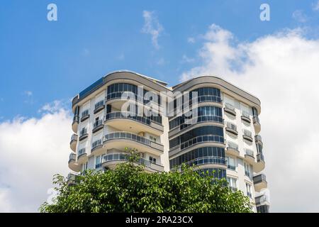 Außenansicht eines Hochhauses mit Apartments. Große Balkone. Sonniger Tag. Wohnimmobilien. Stockfoto