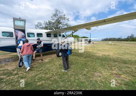 Boarding von Touristen Cessna Caravan 208 Sea Air auf unbefestigtem Flugplatz, Lady Elliot Island, Queensland, Australien Stockfoto