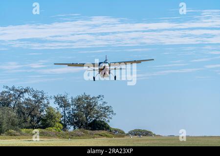 Cessna Caravan 208 Sea Air fliegt auf einer Graslandebahn auf Lady Elliot Island, Queensland, Australien Stockfoto