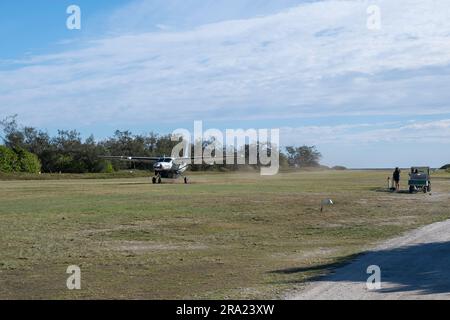 Cessna Caravan 208 Sea Air fliegt auf einer Graslandebahn auf Lady Elliot Island, Queensland, Australien Stockfoto