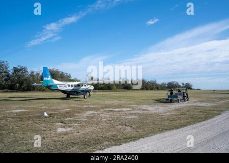 Cessna Caravan 208 Sea Air fliegt auf einer Graslandebahn auf Lady Elliot Island, Queensland, Australien Stockfoto