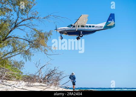 Cessna Caravan 208 Sea Air fliegt über den Strand bei der Landung nach Lady Elliot Island, Queensland, Australien Stockfoto
