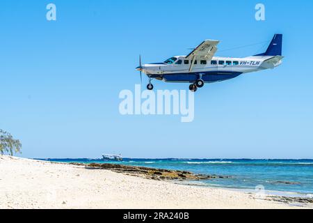 Cessna Caravan 208 Sea Air fliegt über den Strand bei der Landung nach Lady Elliot Island, Queensland, Australien Stockfoto