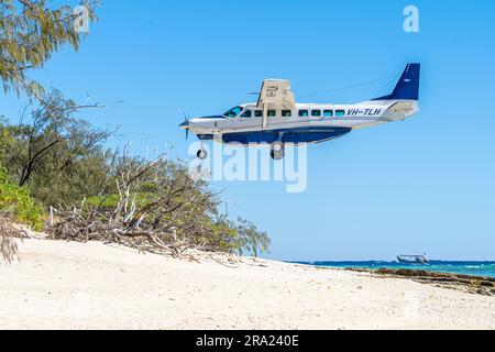 Cessna Caravan 208 Sea Air fliegt über den Strand bei der Landung nach Lady Elliot Island, Queensland, Australien Stockfoto