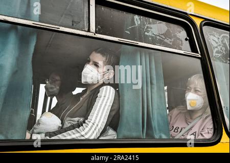 ZAPORISCHZHIEN, UKRAINE - 29. JUNI 2023 - Personen mit Gesichtsmasken sitzen während der Kommando- und Stabübungen in einem Bus, um Maßnahmen im Falle eines zu üben Stockfoto