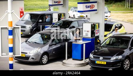 HELMOND - Menschenmassen an einer Tango-Tankstelle in Helmond. Viele Autofahrer tanken das Auto einen Tag vor dem Anstieg des Diesel- und Benzinpreises. ANP ROB ENGELAAR niederlande raus - belgien raus Stockfoto