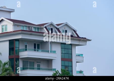 Modernes Apartmentgebäude. Neues flaches Wohngebäude. Stockfoto