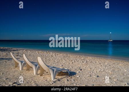 Sonnenliegen am Lighthouse Beach, Lady Elliot Island Eco Resort, Queensland, Australien Stockfoto