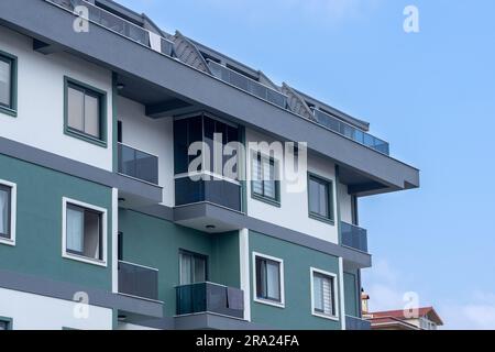 Modernes Mehrfamilienhaus. Neues mehrstöckiges Wohngebäude. Stockfoto