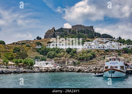 Der Ort Lindos auf Rhodos mit Festung Stockfoto