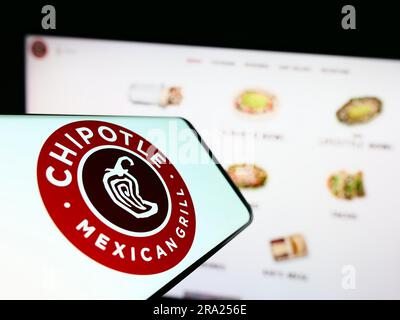 Mobiltelefon mit Logo der amerikanischen Firma Chipotle Mexican Grill Inc. Auf dem Bildschirm vor der Website. Fokus auf die Mitte rechts des Telefondisplays. Stockfoto