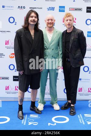 (Von links nach rechts) Simon Neil, Ben Johnston und James Johnston von Biffy Clyro, die an den Nordoff Robbins O2 Silver Clef Awards im Grosvenor House Hotel in London teilnahmen. Foto: Freitag, 30. Juni 2023. Stockfoto