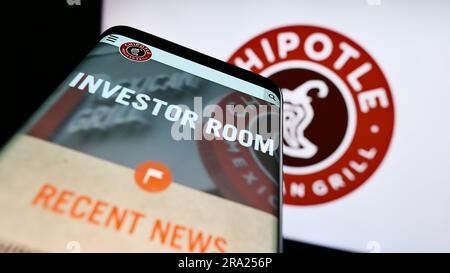 Smartphone mit Website des US-Unternehmens Chipotle Mexican Grill Inc. Auf dem Bildschirm vor dem Unternehmenslogo. Fokus auf oberer linker Seite des Telefondisplays. Stockfoto