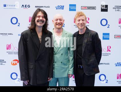 (Von links nach rechts) Simon Neil, Ben Johnston und James Johnston von Biffy Clyro, die an den Nordoff Robbins O2 Silver Clef Awards im Grosvenor House Hotel in London teilnahmen. Foto: Freitag, 30. Juni 2023. Stockfoto