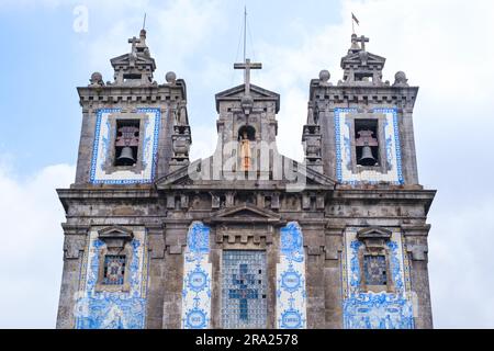 Blick auf die geflieste Igreja de Santo Ildefonso Kirche in Porto, Portugal, 2023. Stockfoto