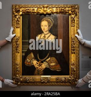 London, Großbritannien. 30. Juni 2023 Techniker präsentieren „Portrait of Katherine Parr (1512–1548), Queen of England and Ireland“, 1544–1545, zugeordnet zu Master John (Ges. £600.000–800.000) bei einer Vorschau auf die Highlights von Sotheby's Old Masters & 19. Century Gemälde Summer Sales. Die Arbeiten werden vom 5. Bis 7. Juli in den New Bond Street-Galerien in Sotheby versteigert. Kredit: Stephen Chung / Alamy Live News Stockfoto
