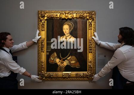 London, Großbritannien. 30. Juni 2023 Techniker präsentieren „Portrait of Katherine Parr (1512–1548), Queen of England and Ireland“, 1544–1545, zugeordnet zu Master John (Ges. £600.000–800.000) bei einer Vorschau auf die Highlights von Sotheby's Old Masters & 19. Century Gemälde Summer Sales. Die Arbeiten werden vom 5. Bis 7. Juli in den New Bond Street-Galerien in Sotheby versteigert. Kredit: Stephen Chung / Alamy Live News Stockfoto