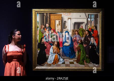 London, Großbritannien. 30. Juni 2023 Ein Mitarbeiter mit „Pentecost“ vom Meister der Baroncelli Portraits (Ges. £7.000.000 - 10.000.000) bei einer Vorschau auf die Highlights von Sotheby's Old Masters & 19. Century Gemälde Summer Sales. Die Arbeiten werden vom 5. Bis 7. Juli in den New Bond Street-Galerien in Sotheby versteigert. Kredit: Stephen Chung / Alamy Live News Stockfoto