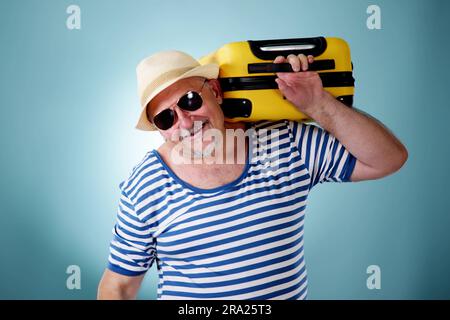 Lustiger Fetter Mann Mit Tasche In Den Sommerferien Stockfoto