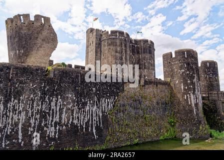 Schiefer Südostturm am Caerphilly Castle - eine teilweise zerstörte Festung aus dem 13. Jahrhundert. Caerphilly Mid-Glamorgan South Wales, Stockfoto