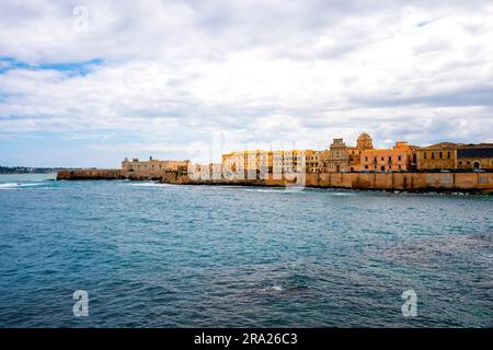 Blick auf die Burg Maniace, die Insel Ortigia in Siracusa, Sizilien, Italien. UNESCO-Weltkulturerbe. Stockfoto