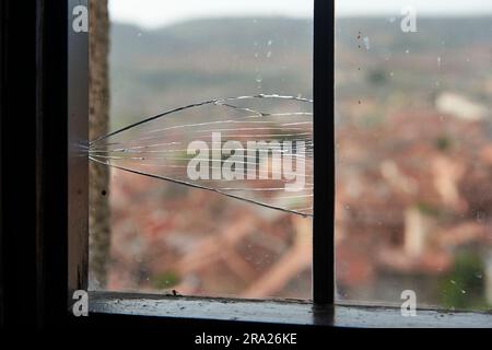 Nahaufnahme eines Gebäudes mit Glasscherben im Fensterrahmen Stockfoto