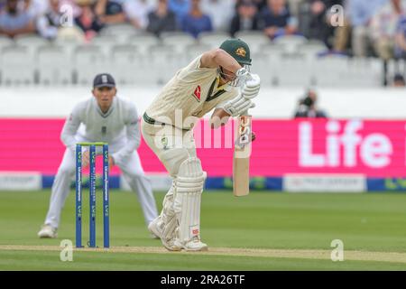 David Warner aus Australien schneidet den Ball an der Außenseite und ist fast beim zweiten Test Day 3 England gegen Australien der LV= Insurance Ashes Test Series bei Lords, London, Großbritannien, 30. Juni 2023 (Foto von Mark Cosgrove/News Images) Stockfoto