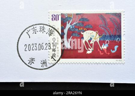 CHINA - CIRCA 2023: Eine in China gedruckte Briefmarke zeigt 2023-9 Animation - neunfarbenes Hirsch, circa 2023. Stockfoto