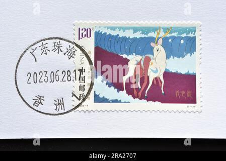 CHINA - CIRCA 2023: Eine in China gedruckte Briefmarke zeigt 2023-9 Animation - neunfarbenes Hirsch, circa 2023. Stockfoto