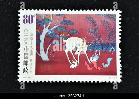 CHINA - CIRCA 2023: Eine in China gedruckte Briefmarke zeigt 2023-9 Animation - neunfarbenes Hirsch, circa 2023. Stockfoto