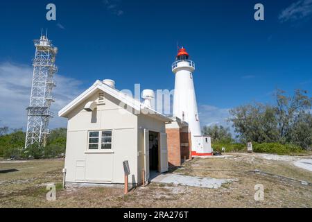 Alte Leuchtturm-Servicehäuser sind heute ein Heritage Museum neben dem zum Weltkulturerbe gehörenden Lady Elliot Island Leuchtturm in Queensland, Australien Stockfoto