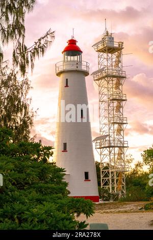 Lady Elliot Island Lighthouse mit neuem solarbetriebenen unbemannten Lichtturm, Lady Elliot Island, Queensland, Australien Stockfoto