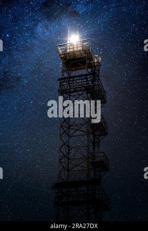 Unbemannter, solarbetriebener Lichtturm bei Nacht, Lady Elliot Island, Queensland, Australien Stockfoto